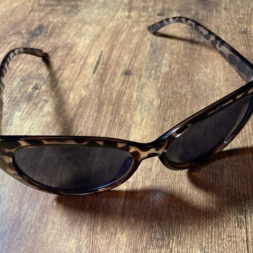 NWOT Unbranded Women's Tortoise Shell Cat Eye Sunglasses with Dark Lenses - Picture 6 of 7